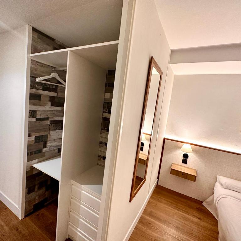 Far Home Gran Vía - Standard Queen Room - 4