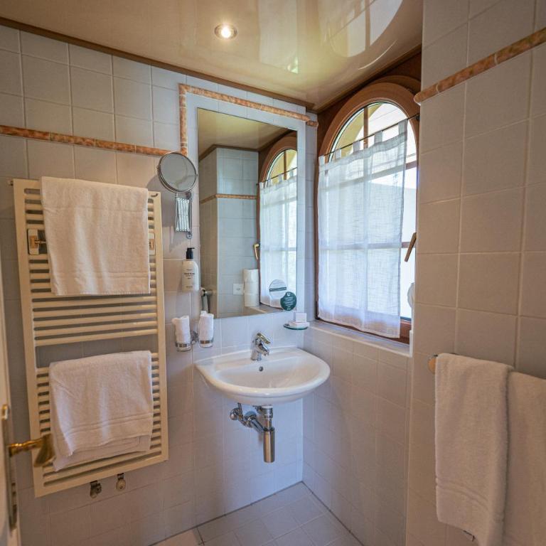 La Villa - Standardzimmer mit Balkon, Garten- und Seeblick - 10