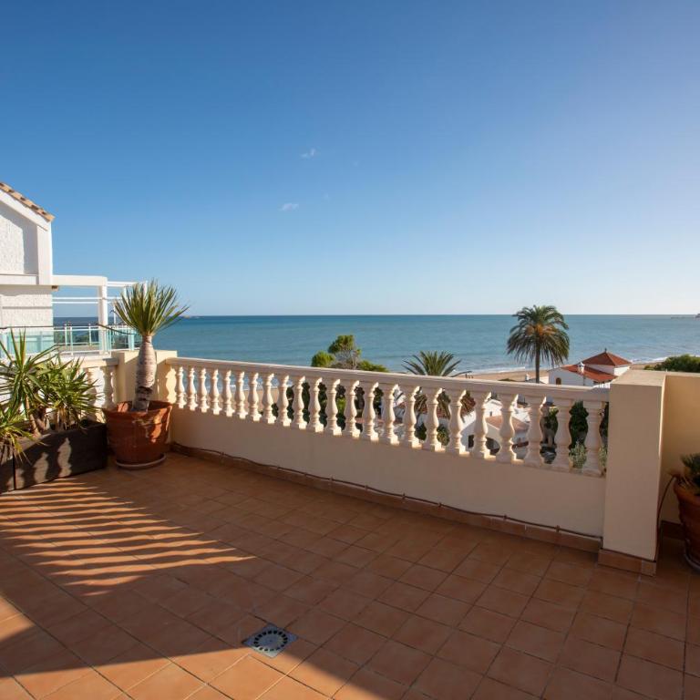 Caleta, ático, 3 dormitorios frente al mar, by Bookindenia - Three-Bedroom Apartment - 1