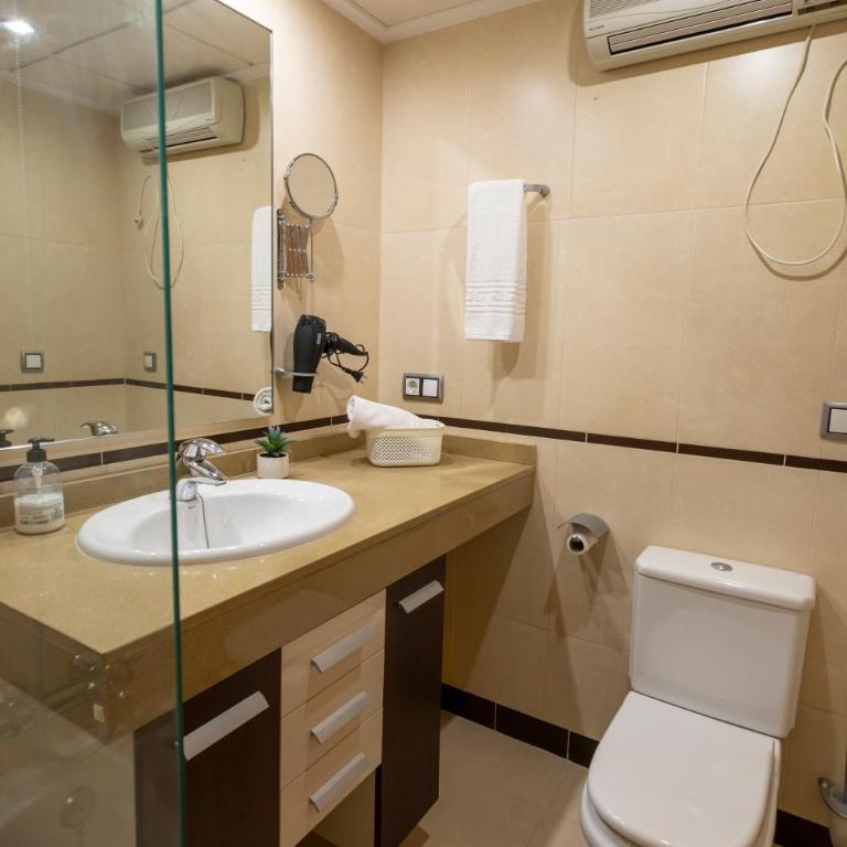 Caleta, ático, 3 dormitorios frente al mar, by Bookindenia - Three-Bedroom Apartment - 16