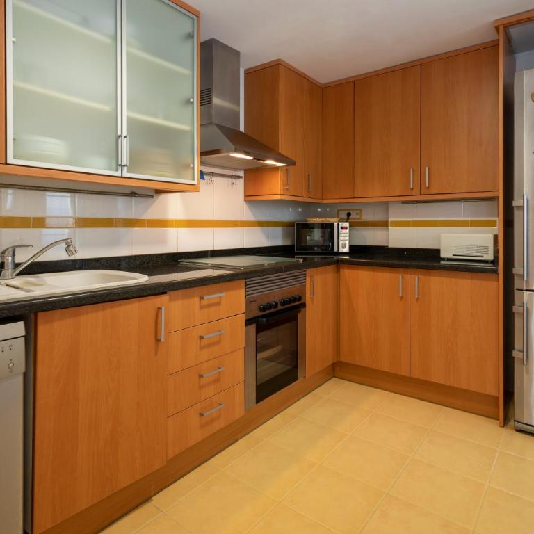 Caleta, ático, 3 dormitorios frente al mar, by Bookindenia - Three-Bedroom Apartment - 9