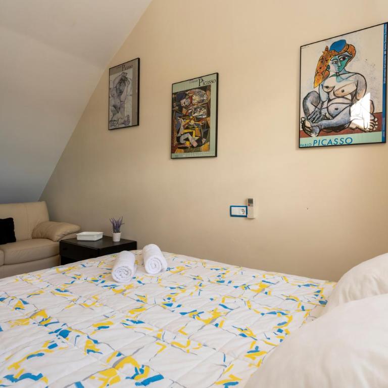 Caleta, ático, 3 dormitorios frente al mar, by Bookindenia - Three-Bedroom Apartment - 14