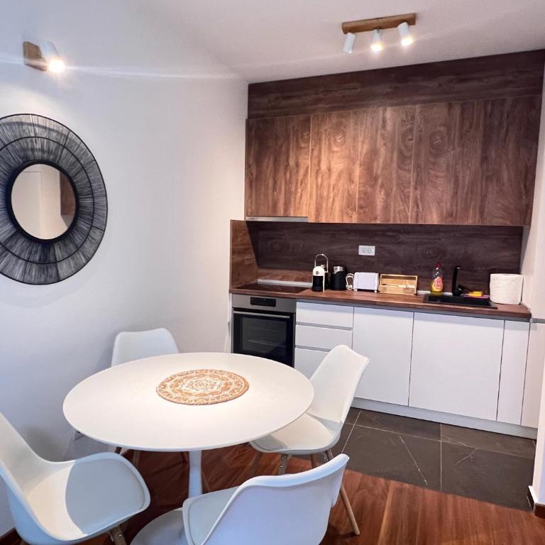 White Homes 1BR/APT•Master Quart - One-Bedroom Apartment with Balcony - 3