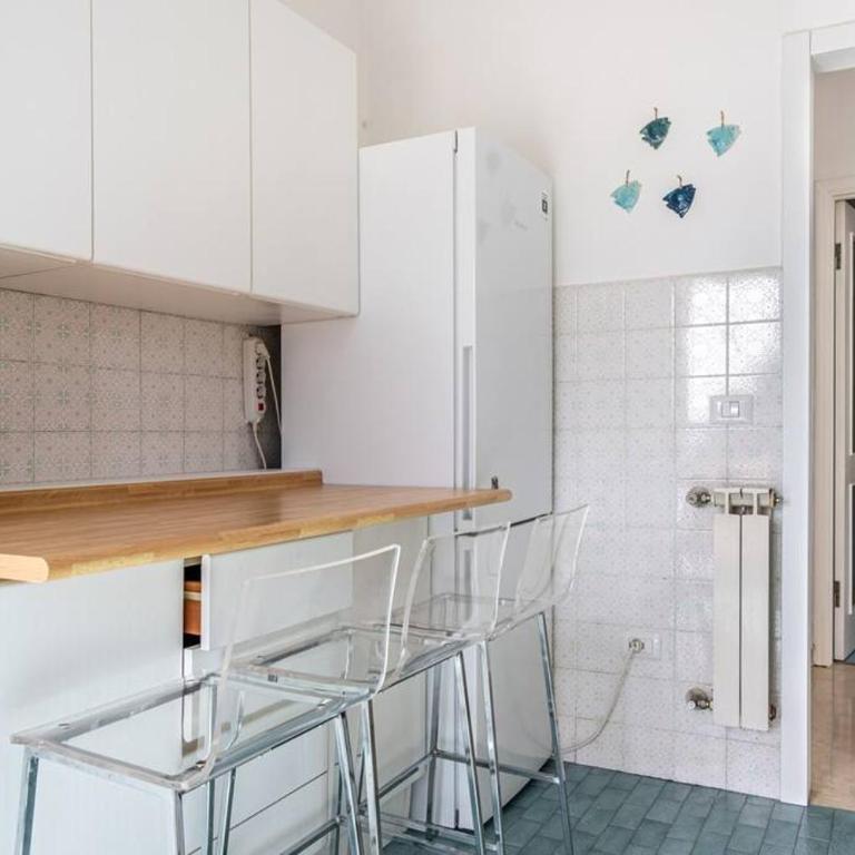 HOST4U - RELAIS VITTORIALE Cozy Apartment with Balcony in Gardone Riviera, Parking Included - Appartamento con 2 Camere da Letto - 2