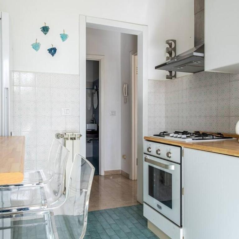 HOST4U - RELAIS VITTORIALE Cozy Apartment with Balcony in Gardone Riviera, Parking Included - Appartamento con 2 Camere da Letto - 14