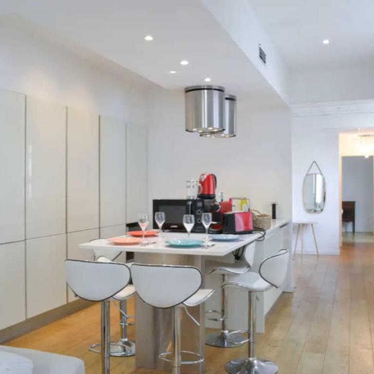 Appartement Centre-ville spacieux, élégant / Climatisation - Apartment mit 2 Schlafzimmern - 2