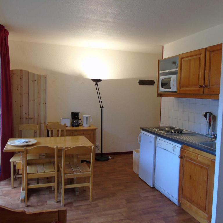 Charmant 2 pièces à Valfréjus, balcon ouest, proche télésièges et commerces, idéal 4 personnes - FR-1-561-6 - Apartment - 2