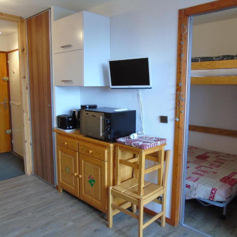 Studio cosy avec cabine, balcon, proche télécabine, commerces et écoles de ski à Valfréjus - FR-1-561-8 - Studio - 2