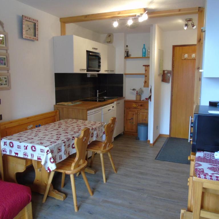 Studio cosy avec cabine, balcon, proche télécabine, commerces et écoles de ski à Valfréjus - FR-1-561-8 - Studio - 1