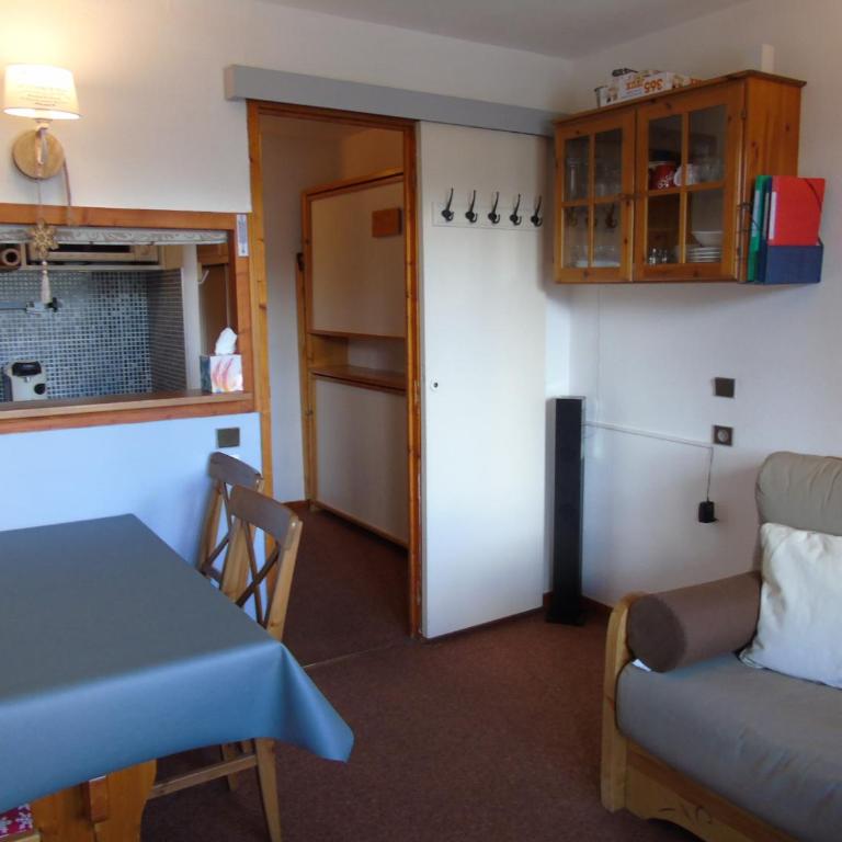 Studio cosy à 100m des pistes et commerces, balcon, draps inclus, parking gratuit - FR-1-561-64 - Studio - 1