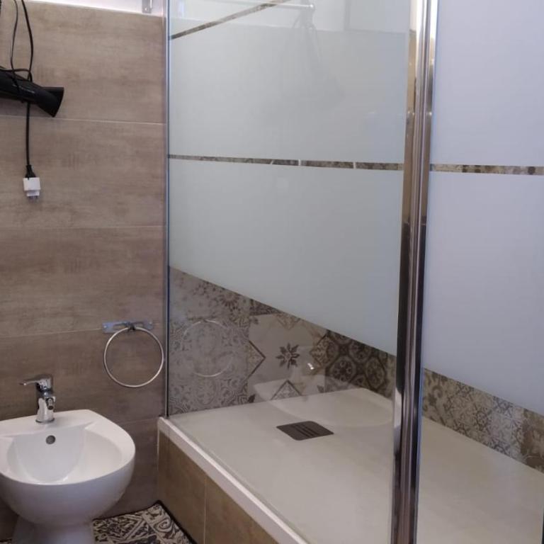CconfortHotels Central Rooms - Camera Queen con Balcone - 10