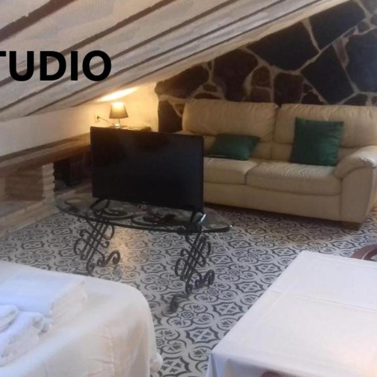 Alojamientos La Casa de Piedra - Estudio con bañera de hidromasaje - 1 cama grande - 6