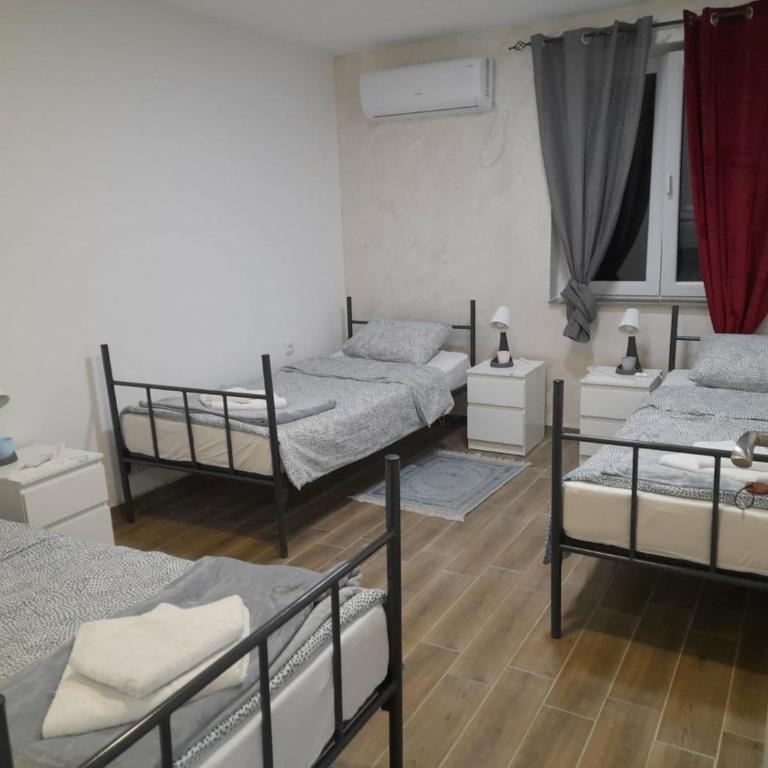 Gas Otel - Trokrevetna Soba sa Zajedničkim Kupatilom - 4