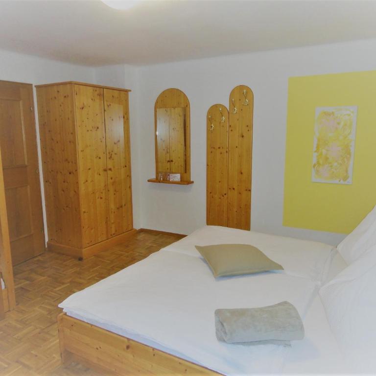 Wohlfühl-PENSION KREISCHBERG - Vierbettzimmer mit Blick auf das Dorf - 3
