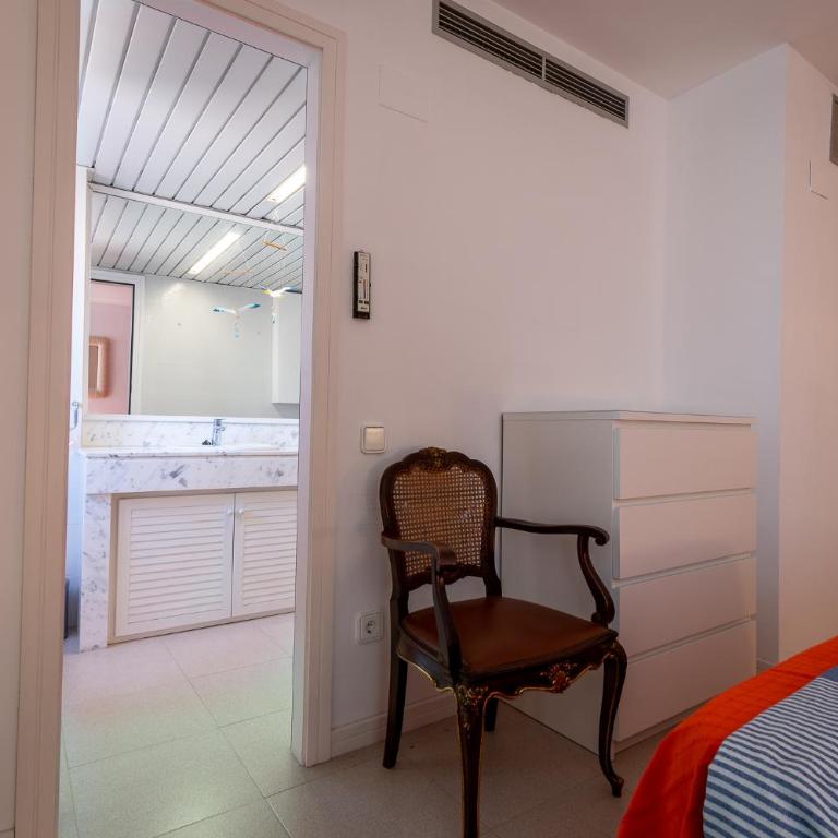 AT049 Els Pins, primera línea de la playa con piscina y barbacoa - Apartamento - 32