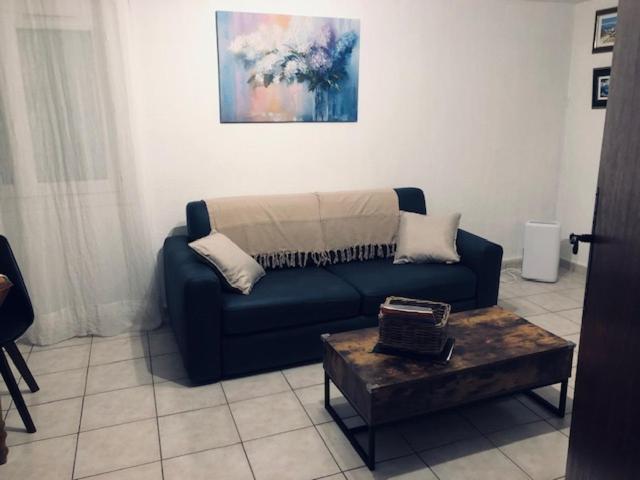 Votre séjour à Sanary DANS BAS DE VILLA avec 1 terrasse végétalisée et abritée exposition Est Sud Ouest à 400m du Centre ville en zone piétonne où tout peut se faire à pied - Apartamento de 1 dormitorio - 16