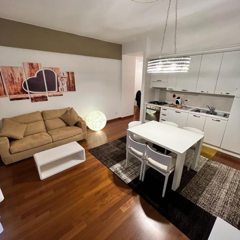 Piazza Italia Luxury Apartment - Appartamento con 2 Camere da Letto - 8