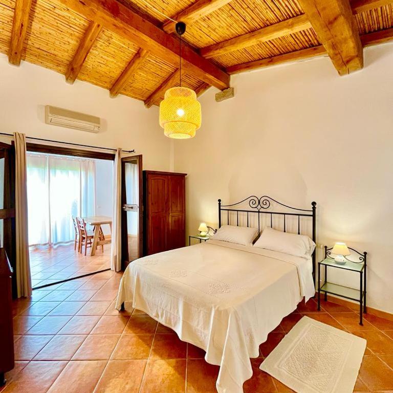 Agriturismo Li Scopi - Camera Matrimoniale con Vista Giardino - 7