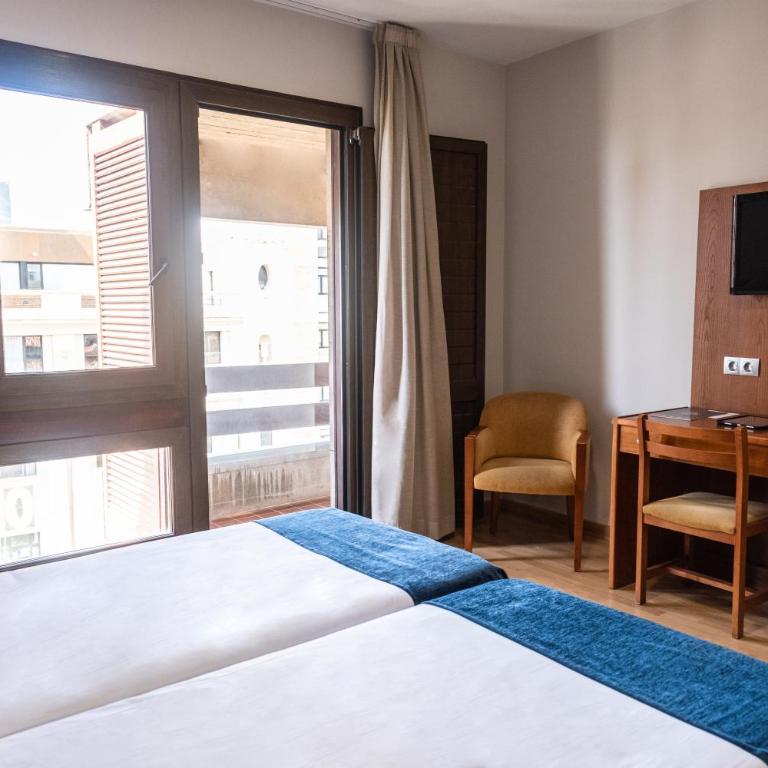 Hotel Adonis Plaza - Habitación Doble Exterior con balcón - 1 o 2 camas - 8