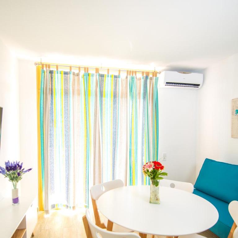 Ona Internacional Apartments - Studio with Balcony - 18