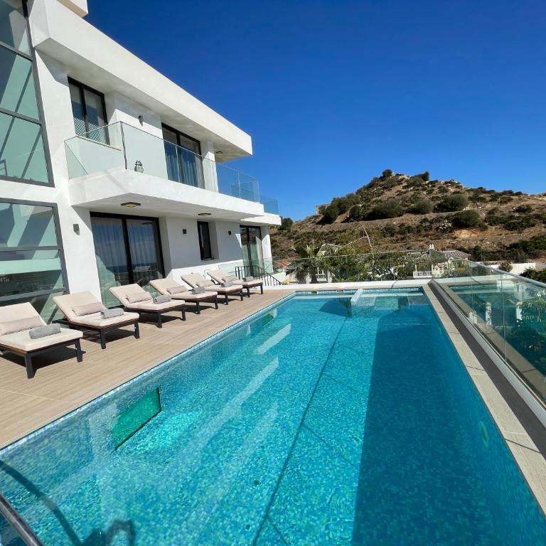 Stunning villa in Benalmádena with amazing views, pool and large gym - Villa - 9