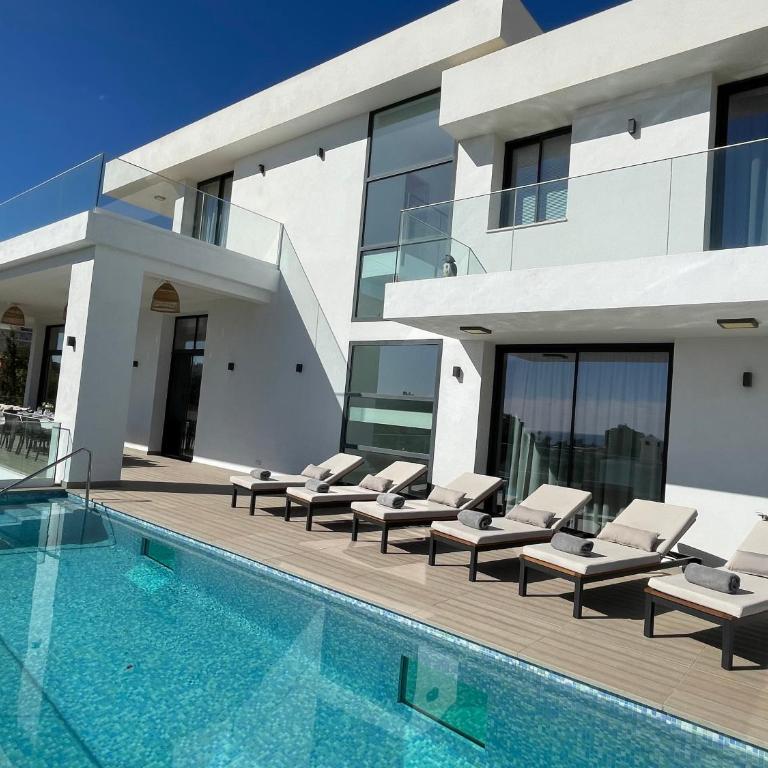 Stunning villa in Benalmádena with amazing views, pool and large gym - Villa - 11