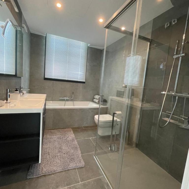 Stunning villa in Benalmádena with amazing views, pool and large gym - Villa - 43