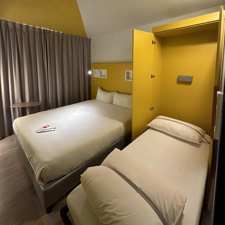 ibis budget Cahors - Chambre Triple avec Lit Double et Lit Pliant - 4
