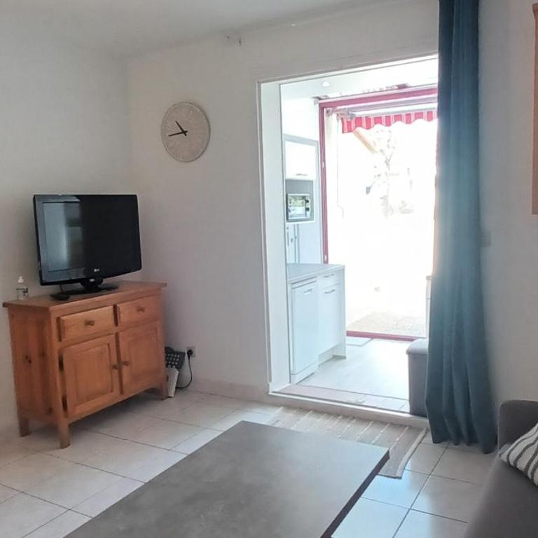 LES ESTIVALES Proche plage et port 4 pers Grande terrasse clim 2 chambres - Two-Bedroom Apartment - 7