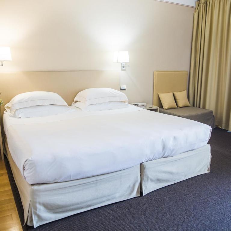 Hotel Acquaviva Del Garda - Camera Standard con Vista Lago Parziale e Accesso Spa - 1