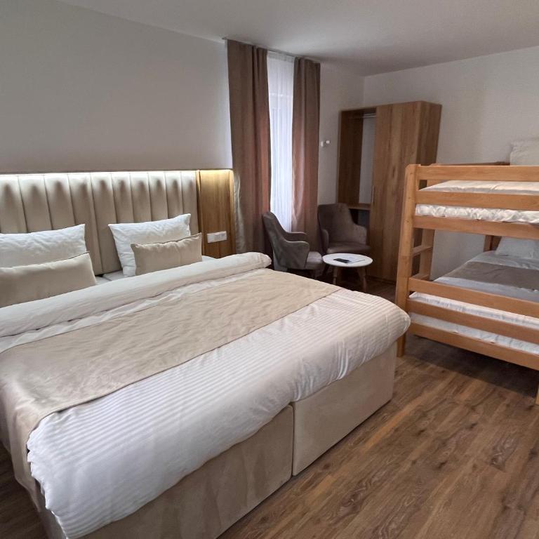 Pension Rexha am Weißensee - Vierbettzimmer mit Seeblick - 1