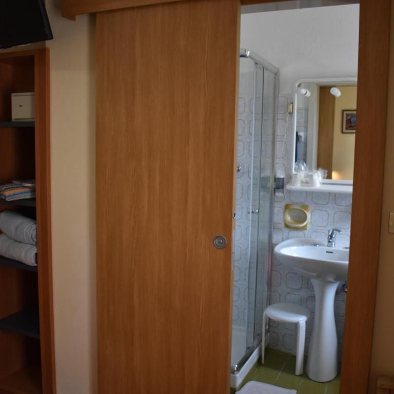 Albergo Pensione Sport - Camera Doppia con Letti Singoli - 11