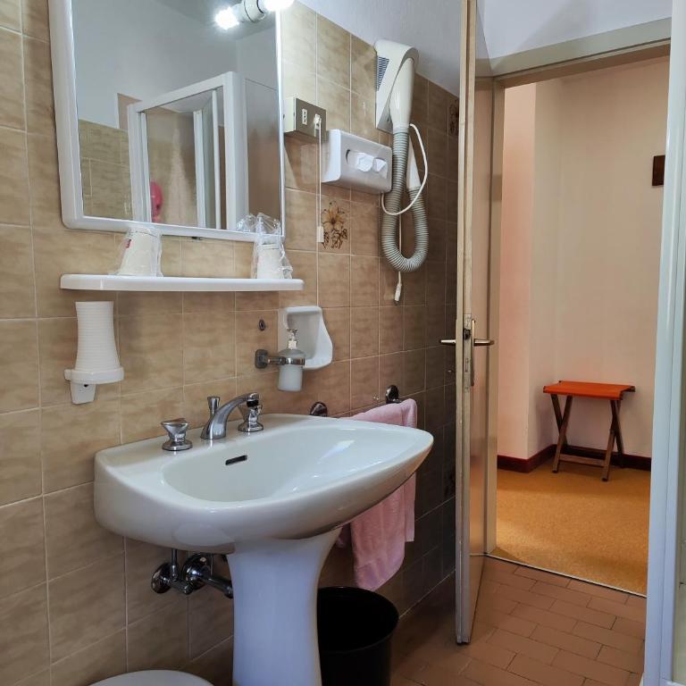 Albergo Pensione Sport - Camera Doppia con Letti Singoli - 12