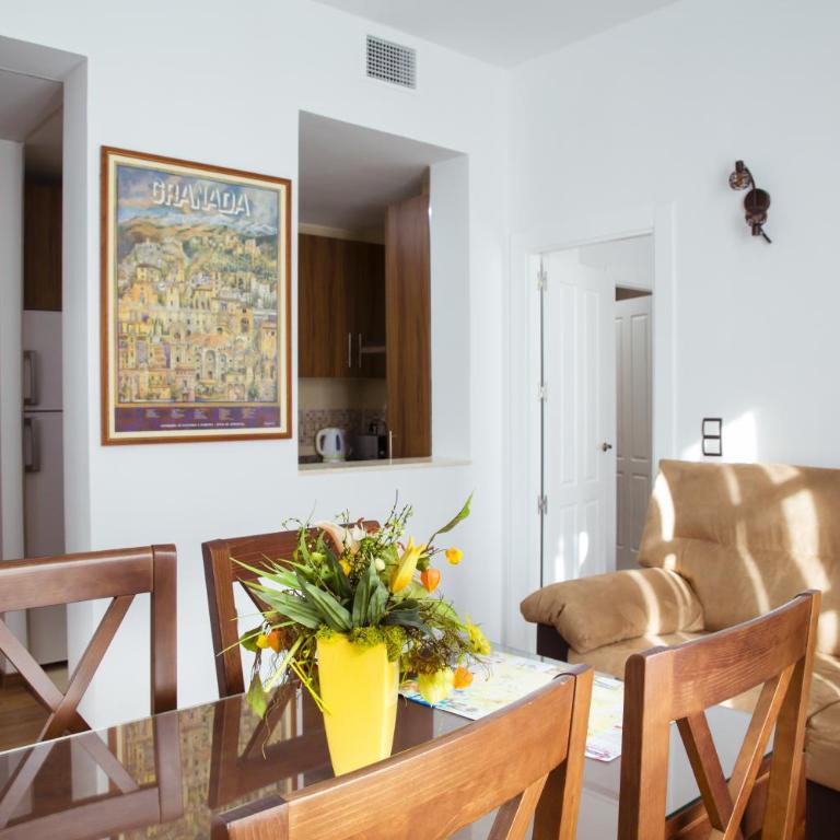 Apartamentos Casa de la Lonja - Two-Bedroom Apartment with Balcony. C/ Marques de Falces 2 - 9