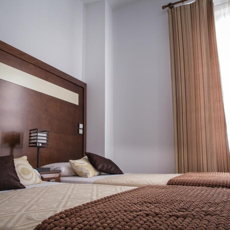 Apartamentos Casa de la Lonja - Two Bedroom Apartment with Balcony, C/ Marques de Falces 2 - 12