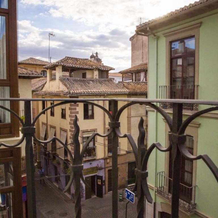 Apartamentos Casa de la Lonja - Two Bedroom Apartment with Balcony, C/ Marques de Falces 2 - 10