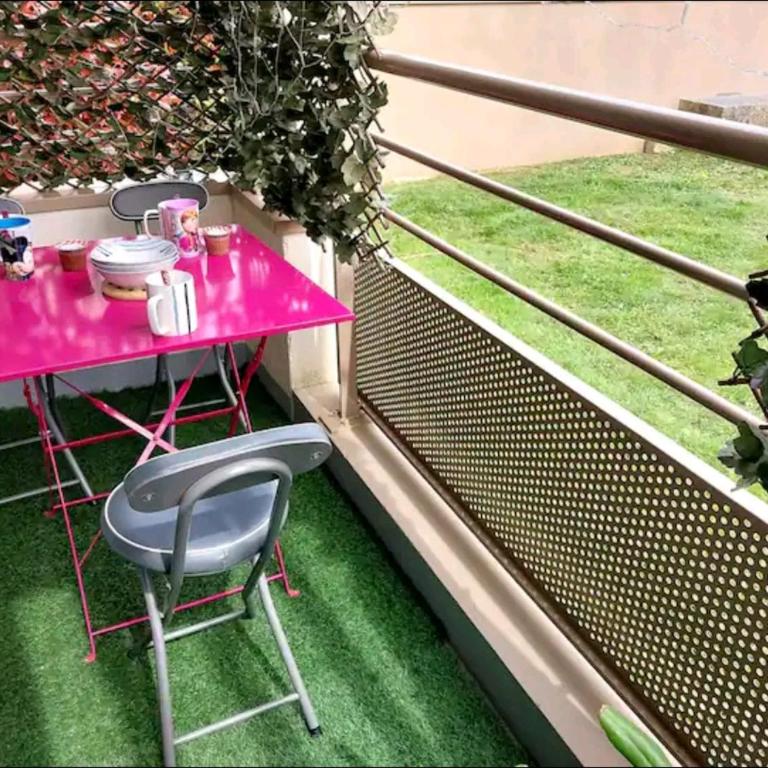 Apt au calme, 2-3 chambres, Sauna, 2 parkings, bus sur place - Appartement avec Vue et Balcon - 3