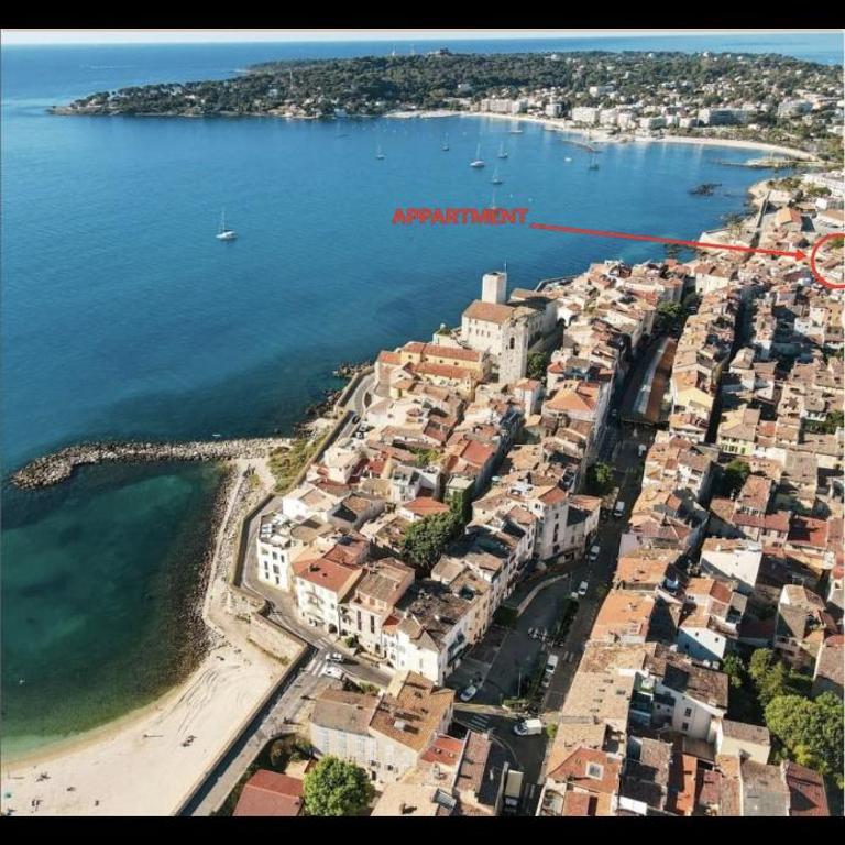 SUPERBE 2P MEZZANINE AU COEUR DU VIEIL ANTIBES - One-Bedroom Apartment - 10