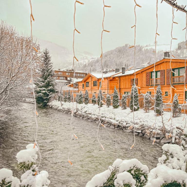The Kaprun Edition - Luxury Chalets & Style Suites - Superior Chalet mit 4 Schlafzimmern am Flussufer - 4