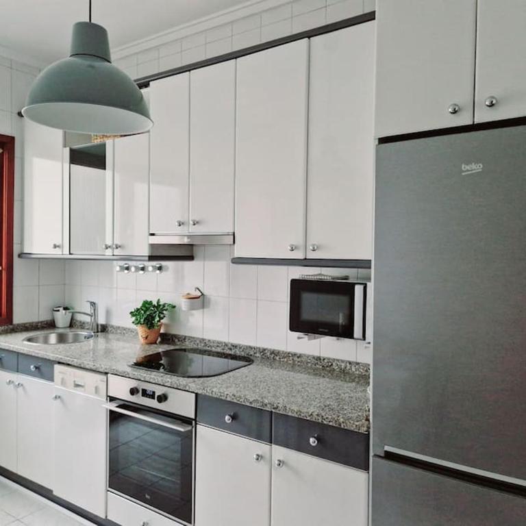 Nuevo, luminoso y céntrico. Parking gratis - Three-Bedroom Apartment - 14
