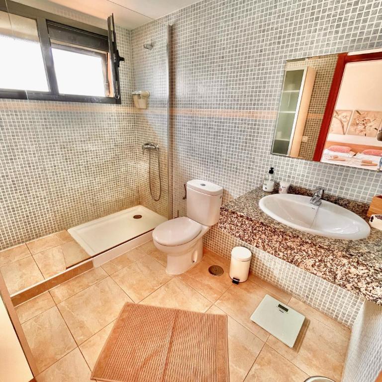 Triplex Caleta de Fuste Impresionantes vistas - Three-Bedroom Apartment - 51