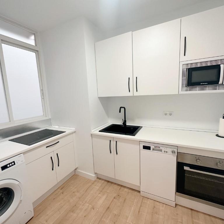 CENTER FLAT MEZQUITA - Three-Bedroom Apartment - 11