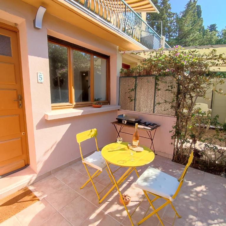 Charmant Studio Lavandou - 500m plage - Studio avec Canapé-Lit - 2
