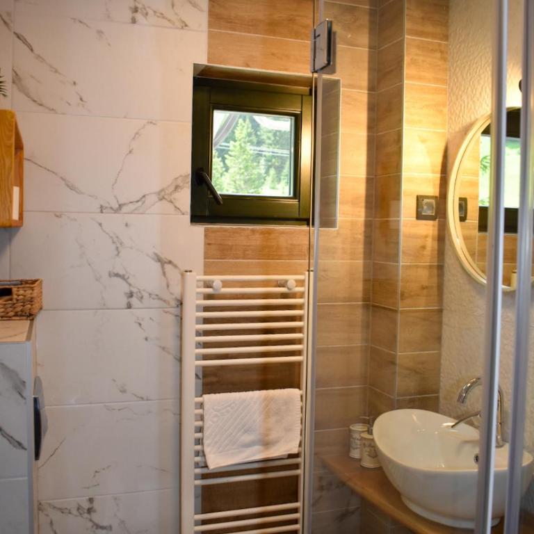 Hotel Rajska Vrata - Deluxe Double Room - 9