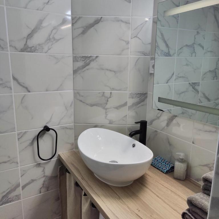 Studio climatisé 50 m.du port - One-Bedroom Apartment - 13