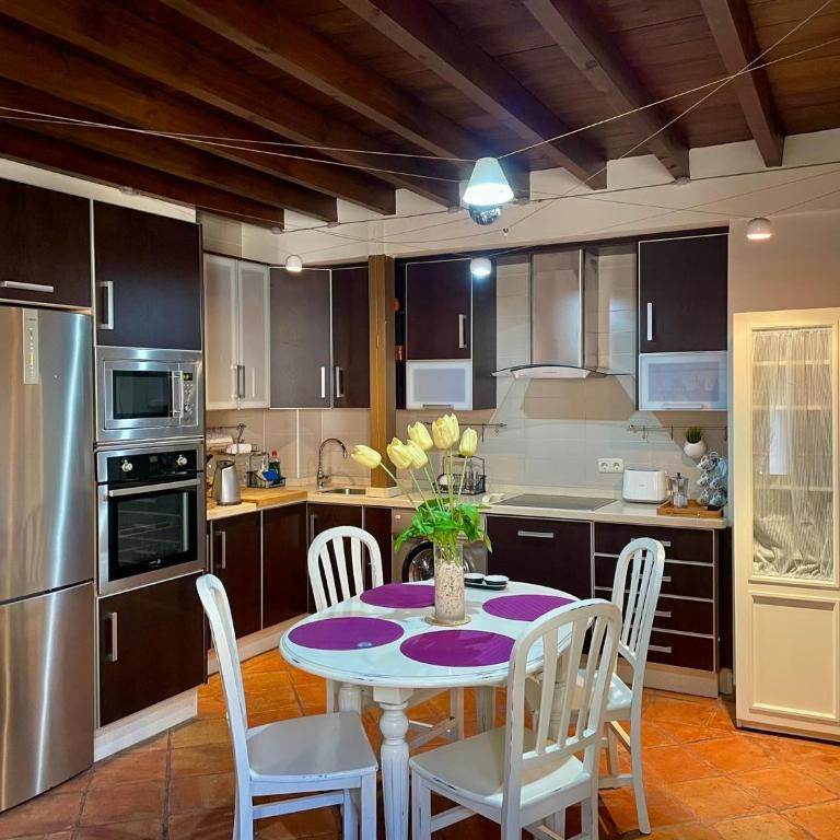 Sleep in historic Puerta Elvira - Two-Bedroom Apartment - 13
