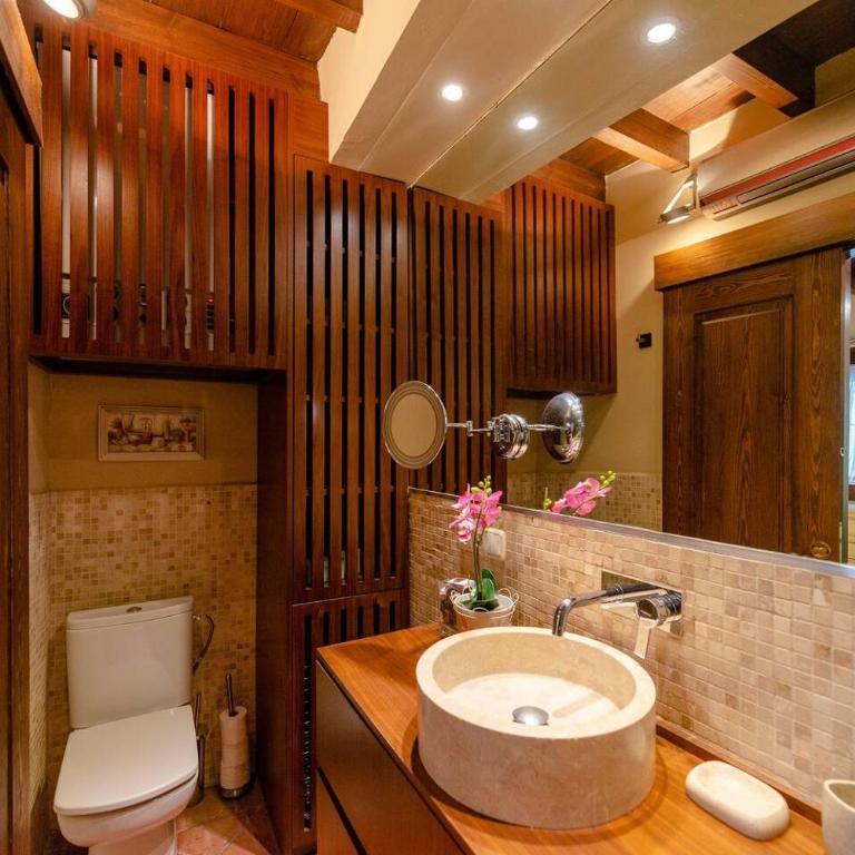 Sleep in historic Puerta Elvira - Two-Bedroom Apartment - 20