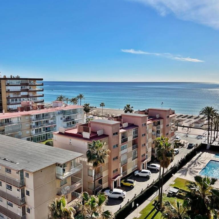 Bonito ático en primera línea de playa con piscina - Two-Bedroom Apartment - 1