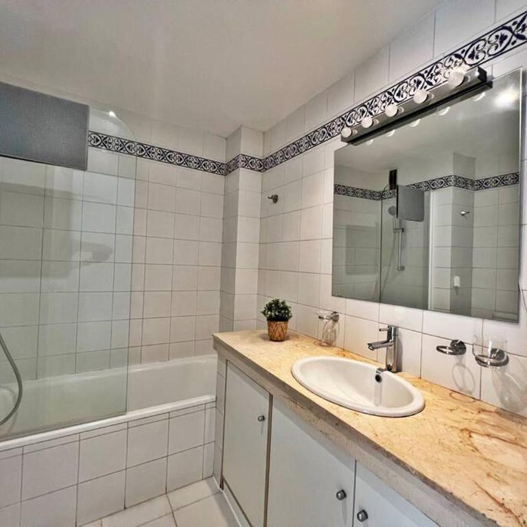 Bonito ático en primera línea de playa con piscina - Two-Bedroom Apartment - 18