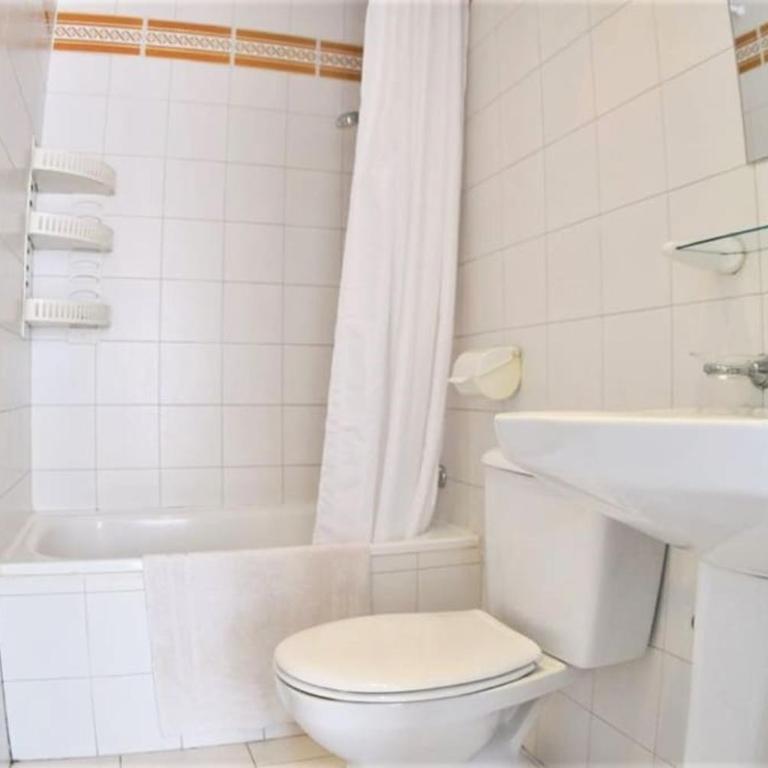 Bonito ático en primera línea de playa con piscina - Two-Bedroom Apartment - 21